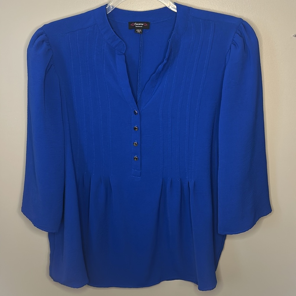 Royal blue v-neck with black leggings.